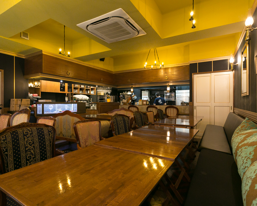 Muの宴会席配置例。壁沿いのソファ席にテーブルを並べた店内
